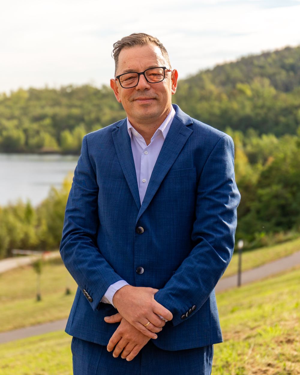 Chris Krahmer im blauen Anzug am Geiseltalsee